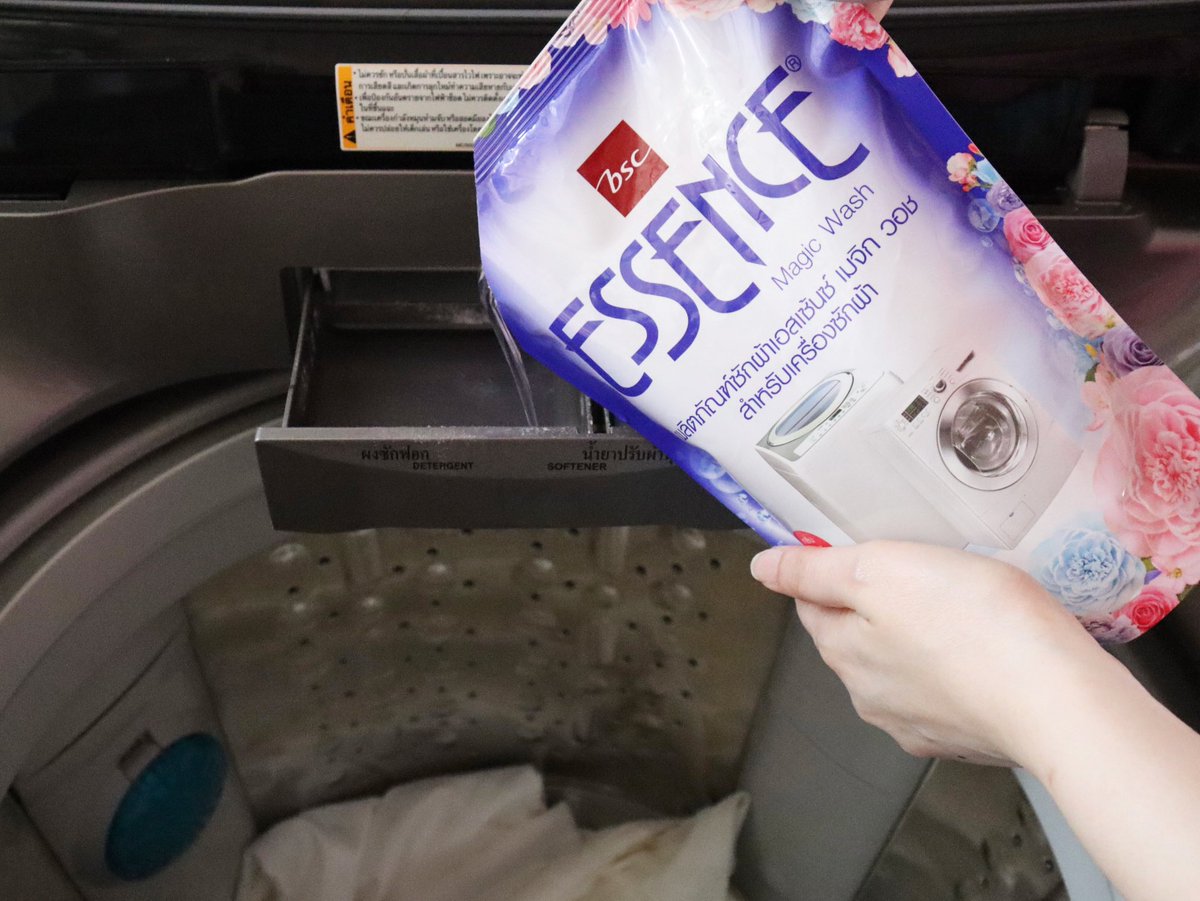 Uhpatva's tweet photo. น้ำยาซักผ้าใช้แล้วดี อยากบอกต่อ ซักสะอาด ยกให้ Essence Magic wash ซักได้ทั้งฝาหน้าฝาบนเลย ล้างออกง่ายไม่ทิ้งคราบขาวนะ ใช้แล้วทั้ง 2 กลิ่นนี้ ดีงามมาก กลิ่น Floral และ Love Passion ละมุนดอกไม้แบบสดชื่น ลดกลิ่นอับ ผ้าหอมติดทน ช่วยถนอมใยผ้าด้วย #ใช้ดีบอกต่อ #น้ำยาซักผ้า #MagicWash https://t.co/c6CKcNVQLg