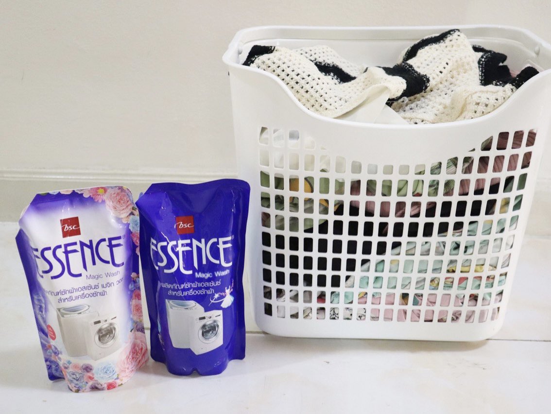 Uhpatva's tweet photo. น้ำยาซักผ้าใช้แล้วดี อยากบอกต่อ ซักสะอาด ยกให้ Essence Magic wash ซักได้ทั้งฝาหน้าฝาบนเลย ล้างออกง่ายไม่ทิ้งคราบขาวนะ ใช้แล้วทั้ง 2 กลิ่นนี้ ดีงามมาก กลิ่น Floral และ Love Passion ละมุนดอกไม้แบบสดชื่น ลดกลิ่นอับ ผ้าหอมติดทน ช่วยถนอมใยผ้าด้วย #ใช้ดีบอกต่อ #น้ำยาซักผ้า #MagicWash https://t.co/c6CKcNVQLg