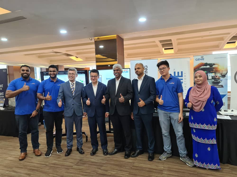 QuantumCompMY's tweet image. Mid-day and it is getting bigger and better with MIDF Automation and Digitalisation event. Thank you YB Chin Tong Liew for spending time at our booth. It was a pleasure to share our technology with you. #automation #industrialautomation #iiot #demo #MITI #trade #digitalisation