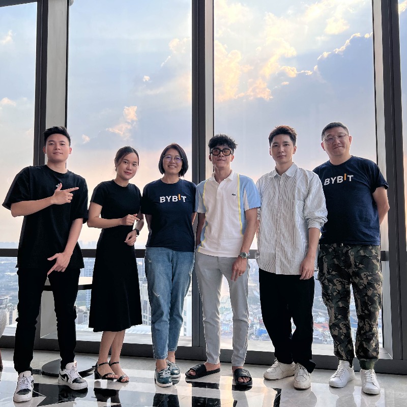 Bybit_Official's tweet photo. #Bybit had an amazing time speaking to our VIPs in Vietnam today🔥.

 Let us know where we should hold the next meet at! 

Didn't manage to join us in Vietnam? Join our communities here instead 👨‍👩‍👧‍👦: https://t.co/GVyXP68so2

#NextLevelMeetUp #NextLevelExploration #TheCryptoArk