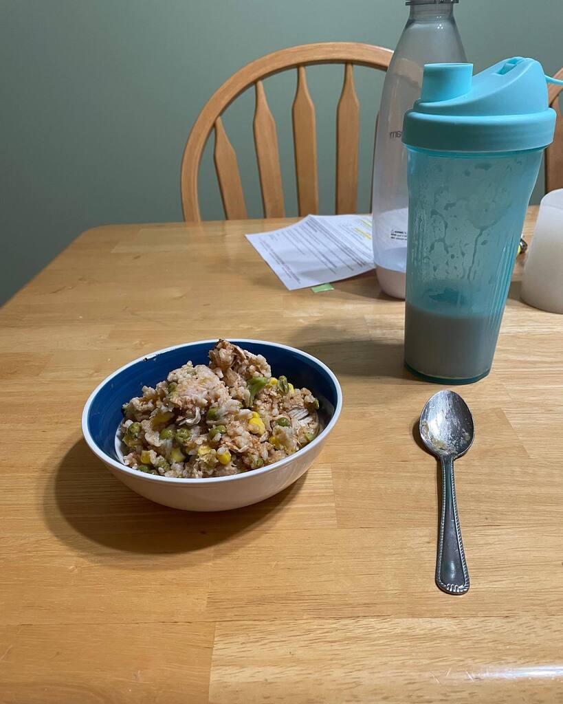 futureryo's tweet photo. It’s 1:22 am… so obviously I’m going with the chicken &amp; rice and protein shake after my workout/rehearsal. I think I earned it #actorslife #gym 🤦‍♂️😂 https://t.co/GqFzAegccK