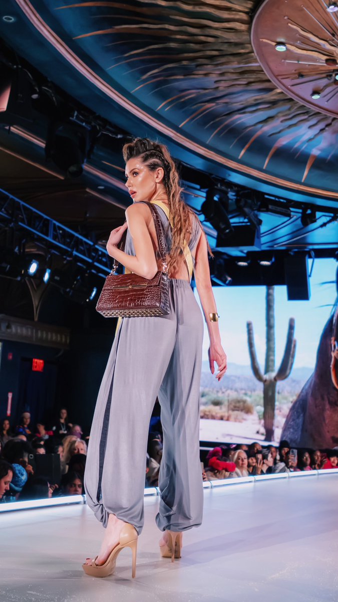 db_exchange's tweet photo. #nyfw #runway7fashion #designerbagexchange 
#viragkernyi #newyork #manhattan #fadhionweek https://t.co/9Wi4qcaboW