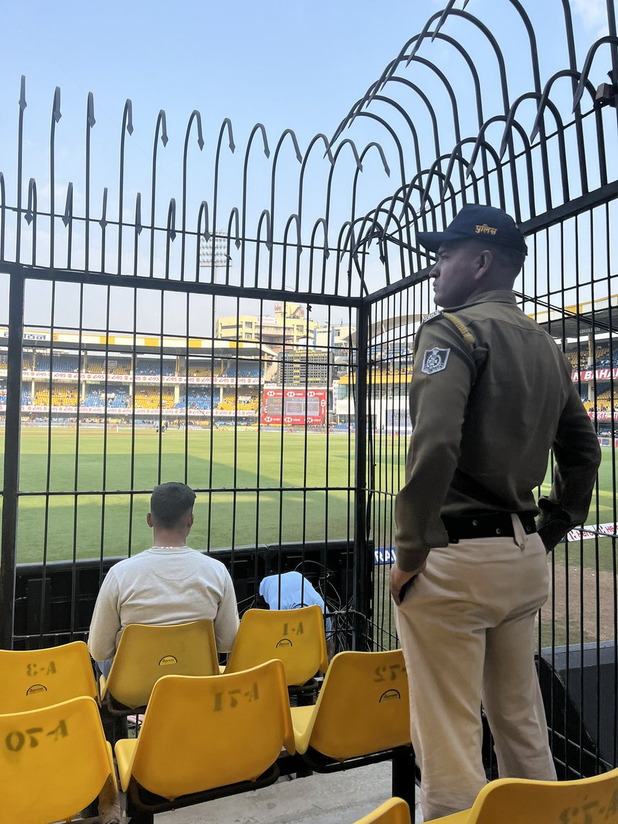That’s tea. Spent the first session behind bars, now, behind the stumps. making some noise. 

Things we love so far at indore:
- 30rupee hot dare-ice-coffee shots
- Steve smith in thongs 
- jadeja’s heavy toes

Things we don’t:
- usman reverse sweeping
- blurry DRS tv

#INDvAUS