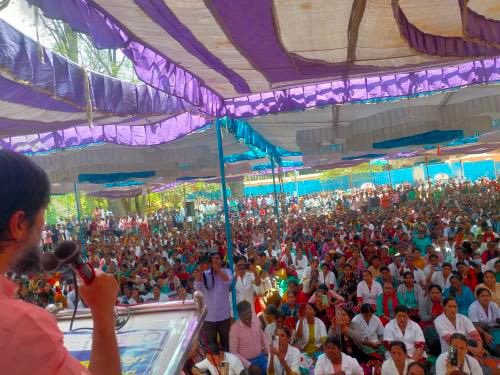 ChetanAhimsa's tweet photo. Today I expressed solidarity w/ protesting National Health Mission (NHM) labourers demanding permanent status

30,000 NHM nurses/technicians/etc have risked their lives to serve crores of sick during corona &amp; beyond

Govt must actualize job security &amp; living wages for our workers https://t.co/EPPoNl1Esx