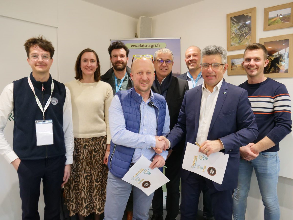estel_numerique's tweet photo. Retour en images sur la venue d'@estel_numerique  au @Salondelagri concernant la signature de notre partenariat @Harmony_GE_ X Data Agri en compagnie de @FAST_AgriTech où nous avons eu le plaisir de partager quelques mots avec @ChLambert_FNSEA. https://t.co/BZ9WmnW9su