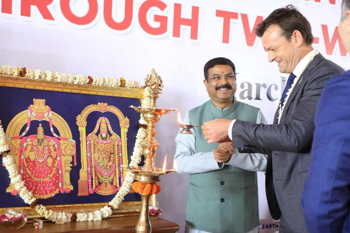 dpradhanbjp's tweet photo. A bright morning at Shri Venkateshwara College where @JasonClareMP, @gilly381 @AusHCIndia and @UnivofDelhi VC Prof. Yogesh Singh, joined students and academicians for an interaction.
🇦🇺&🇮🇳are deepening ties through two-way mobility to fulfil 21st century aspirations. https://t.co/NvtiC59esW