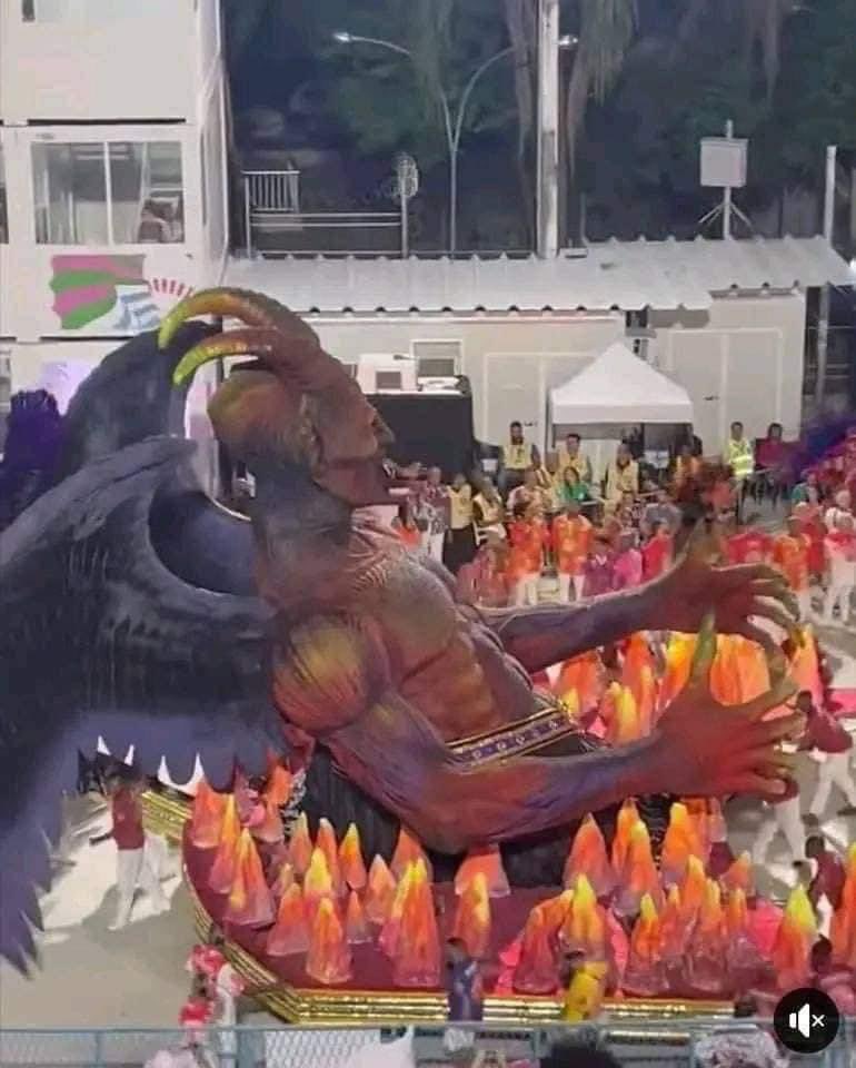 exauceselu2's tweet photo. Ce que vous voyez en image, c’est un carnaval qui s’est passé au BRÉSIL 🇧🇷; ils ont pris une image comme représentation du diable et ont vénéré le diable et ils ont pris une image comme représentation de Jésus en l’humiliant.
Et pendant ce temps les chrétiens sont dans de débat. https://t.co/HEQGKzbGpS