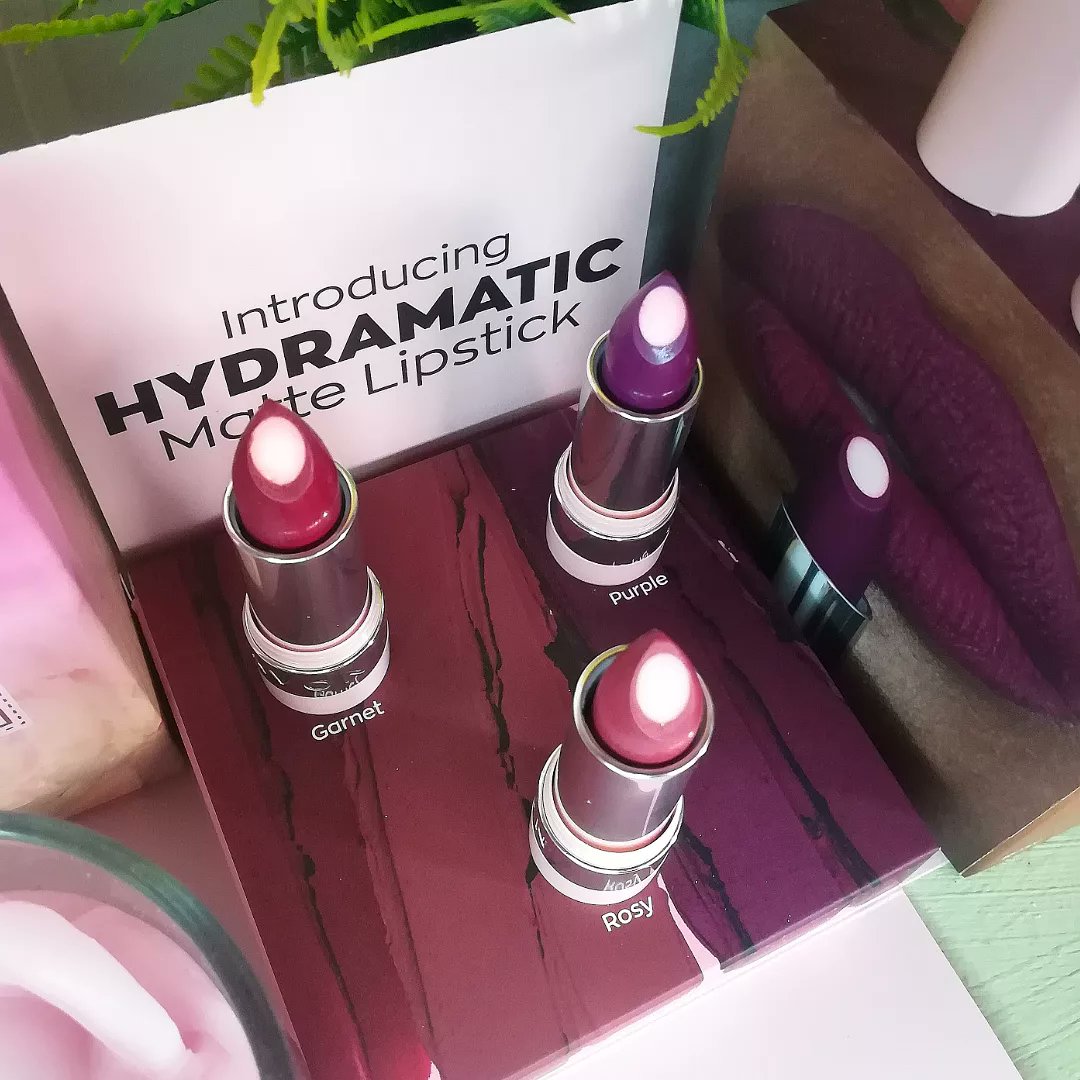 CkoBlog's tweet photo. Day hello to the gorgeous #HydramaticLipstick from @avonsouthafrica. The unique hydrating hyaluronic core inside the lipstick provides all the moisture of a lip balm. Superior colour without the cracked lips.
#HydramaticLipstick #gifted #linkupza #femmesociety https://t.co/6jVJZSsXrL