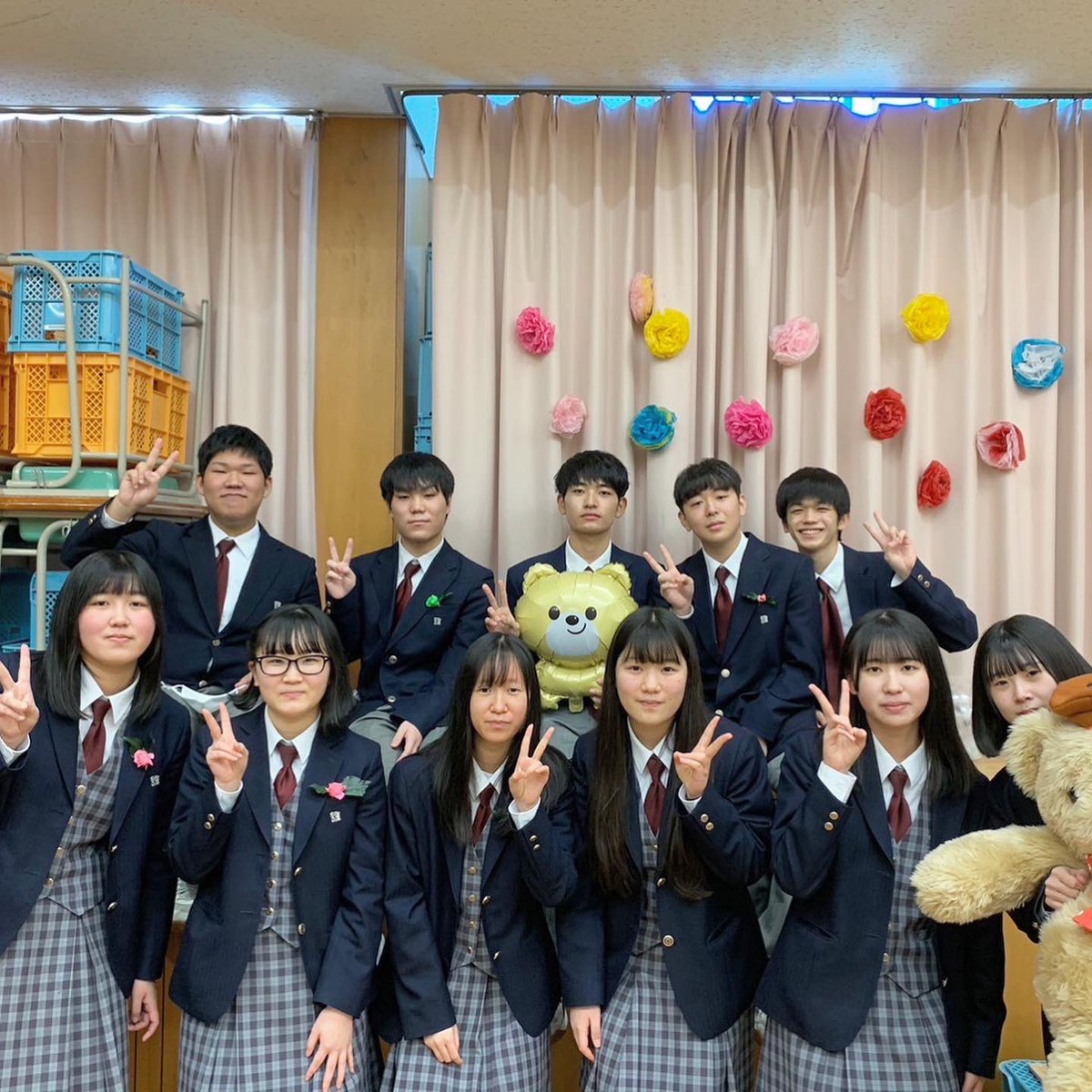 anwe_2024's tweet photo. 本日、卒業式が行われ蒼の躍動の代の12名が卒業しました🎓🌸
一二年生が飾り付けをした思い出の音楽室で、三年生の方々が撮られた写真です📸

改めて、皆さんご卒業おめでとうございます！これからも旭農吹奏楽部の応援よろしくお願いします🎶 https://t.co/Dw2wiewUB5