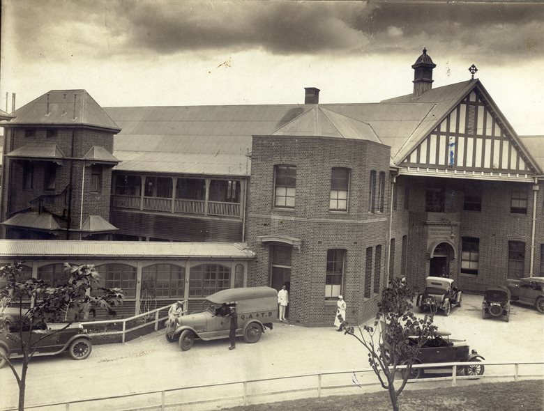 lorraineelizab6's tweet photo. Mother Mary Vincent Whitty, R.S.M. (1 March 1819 near #Oylegate, Co #Wexford-9 March 1892 All Hallows' Convent). In Brisbane, QLD, Australia; @mercyworldwide 8 yrs after Catherine McAuley founded. 20 convents/26 schools! Built @MaterNews hospital! 🪦Nudgee https://t.co/MDeVqoSkUr https://t.co/uqukK3lXGh