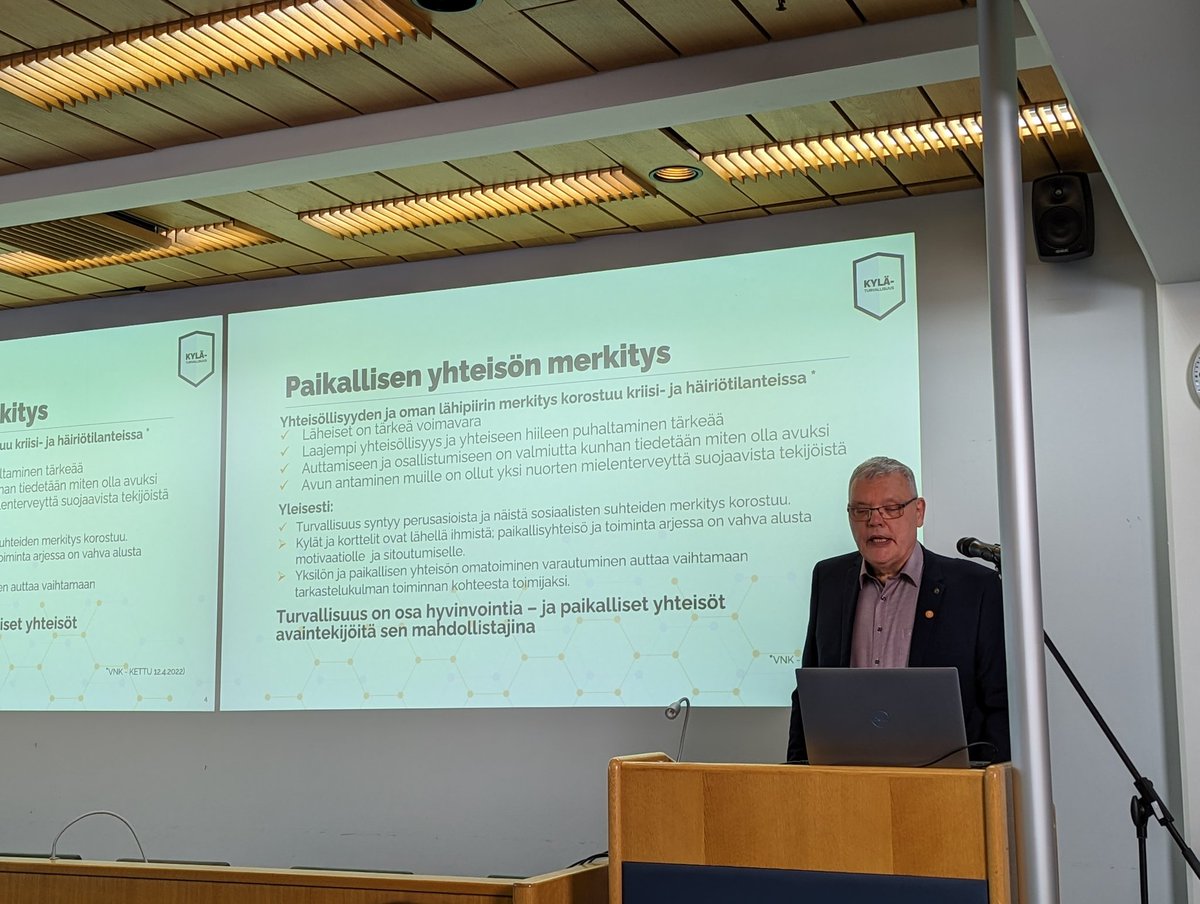 AEvwaraye's tweet photo. Yhtä hymyä: Kyläturvallisuus 2025 -hankkeen päätösseminaarissa ollaan olennaisen äärellä - ihmisessä, lähiyhteisössä ja toimijuudessa. Usein ajatellaan, että turvallisuus on jotain, mitä meille annetaan ylhäältä. Tällöin hukataan paljon inhimillistä pääomaa. #sisäinenturvallisuus https://t.co/aWEVOyGjBl