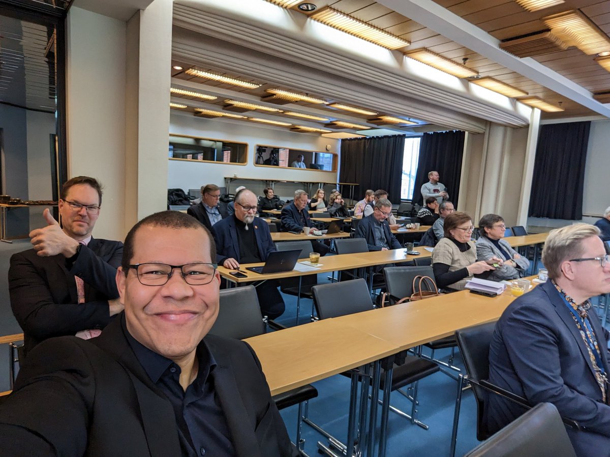 AEvwaraye's tweet photo. Yhtä hymyä: Kyläturvallisuus 2025 -hankkeen päätösseminaarissa ollaan olennaisen äärellä - ihmisessä, lähiyhteisössä ja toimijuudessa. Usein ajatellaan, että turvallisuus on jotain, mitä meille annetaan ylhäältä. Tällöin hukataan paljon inhimillistä pääomaa. #sisäinenturvallisuus https://t.co/aWEVOyGjBl