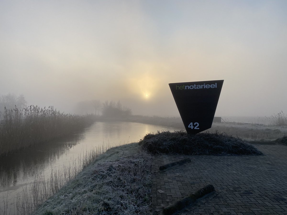 Goedemorgen in #depolder ! Het is koude en mistige maar vooral mooie ochtend om weer wat woningkopers blij te maken! #1evandemaand #vollebakpasseren #notaris  #hetnotarieel #emmeloord #mooieluchten #gemeentenop
