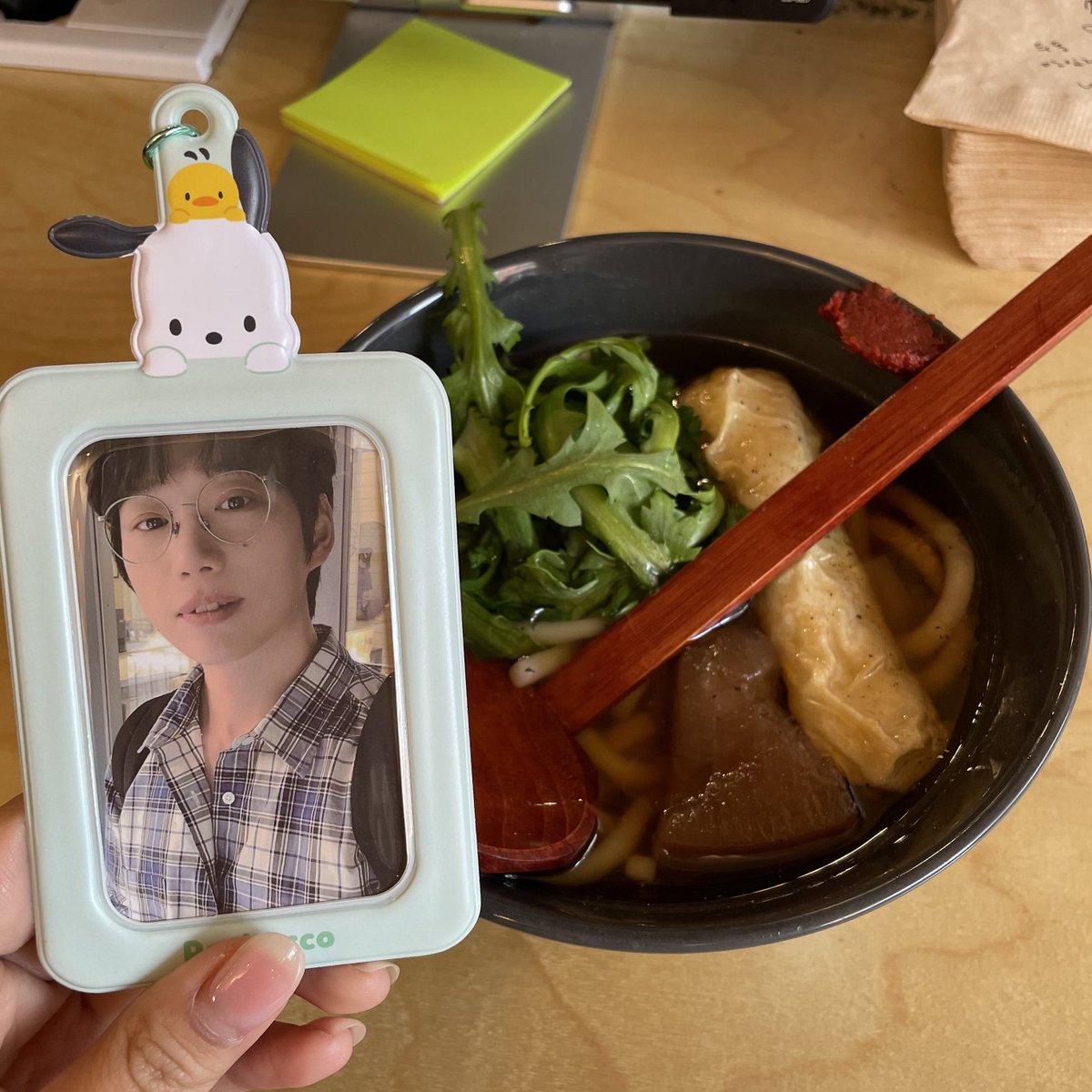 tori_990103's tweet photo. 웨이팅 너무너무 길었지만.. 맛있게 먹고 나왔습니댜..😻
특전도 짱 귀여움.ᐟ.ᐟ 
 #권정열_생일축하하고_우동은_우리가_먹을게 https://t.co/RlRHBcmJ6G