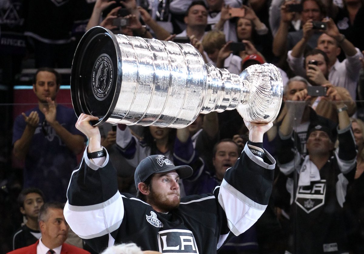 OptaSTATS's tweet photo. This would be the first time in MLB/NBA/NFL/NHL history a sport had two players (Patrick Kane, Jonathan Quick) who had each played 15+ seasons, all with the same team, be traded away by that team during the same season (let alone on the same day). https://t.co/rZse3MBFiK