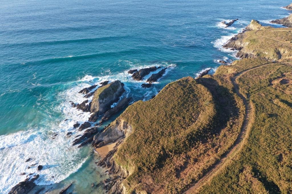 The Punta Frouxeira promontory fort (Valdoviño, #Galicia) hangs over lovely cliffs above the Ocean. I don't know how these guys enjoyed their evenings, but the chill out sunset mood had to be invented here.
#HillfortsWednesday