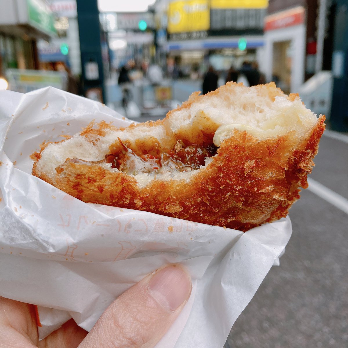 togopos's tweet photo. 【もう3月早ない？】
最近暖かいですねー。今日は上着なしでトゴってます🙌カレーパン専門店「YES!」さん、偶然選んだトマトモッツァレアが今日からの新商品でした！(笑)めちゃ美味しい♪次回無料券はお得すぎる。
#戸越銀座 https://t.co/fDhfBdIWKF