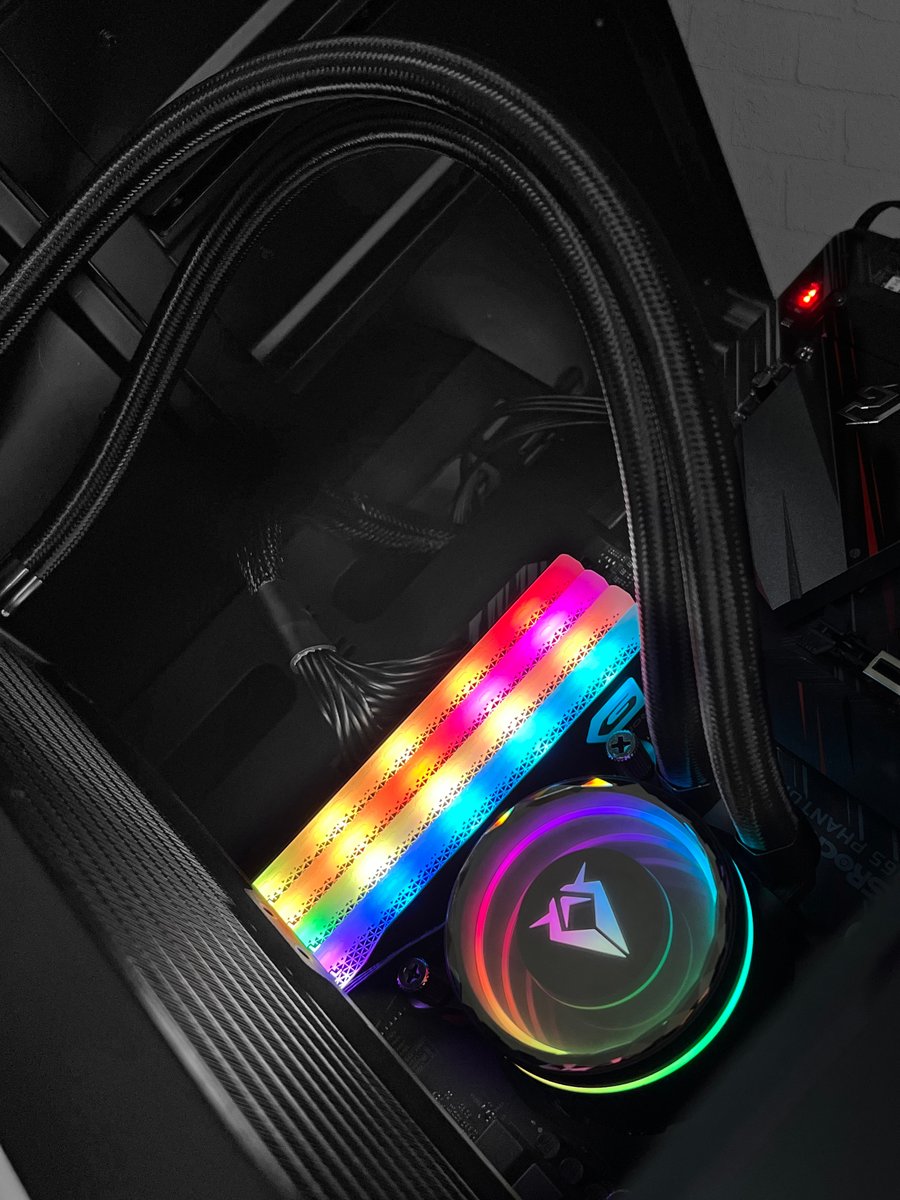 GeILMemory's tweet photo. Despite its incredibly small size, the GeIL Orion RGB memory delivers outstanding performance with high frequencies and mesmerizing RGB lighting, making it a good choice for gamers.
📸 by: @azza_asia
#GeILMemory #Memory #ORION #GeILOrion #RGB #RAM #computermemory #Ryzen #geek https://t.co/XP3sEfcA8o