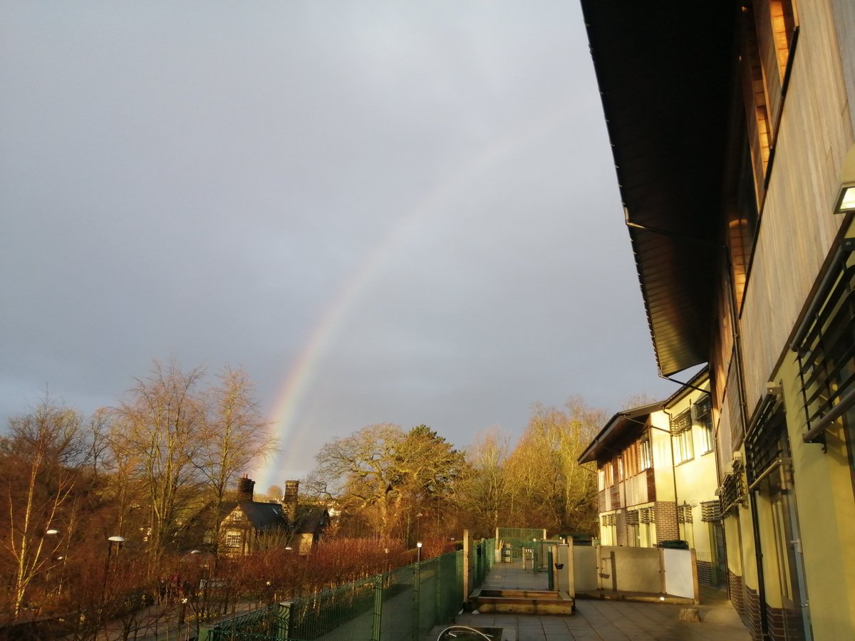 Lovely drop off this morning with my boys. The wonderful Roundhay Primary looking gorgeous🌈