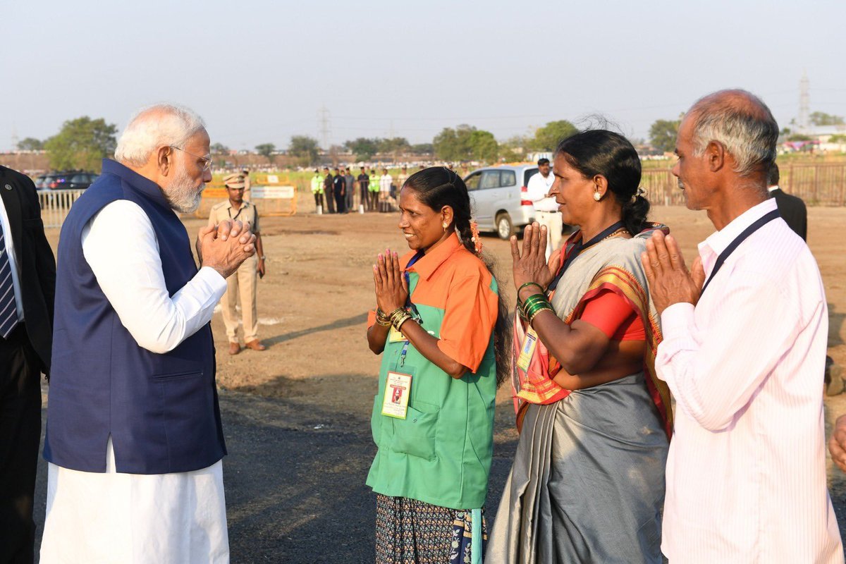 sambitswaraj's tweet photo. जननेता के लिए जनता सर्वोपरि! 

आदरणीय प्रधानमंत्री श्री @narendramodi जी ने कर्नाटक के शिवमोगा में स्वच्छता मित्र, ड्राइवर, किसान, राज मिस्त्री, मज़दूर और सामान्य कार्यकर्ताओं से भेंट कर उनका कुशलक्षेम जाना। https://t.co/5bgLcinCao