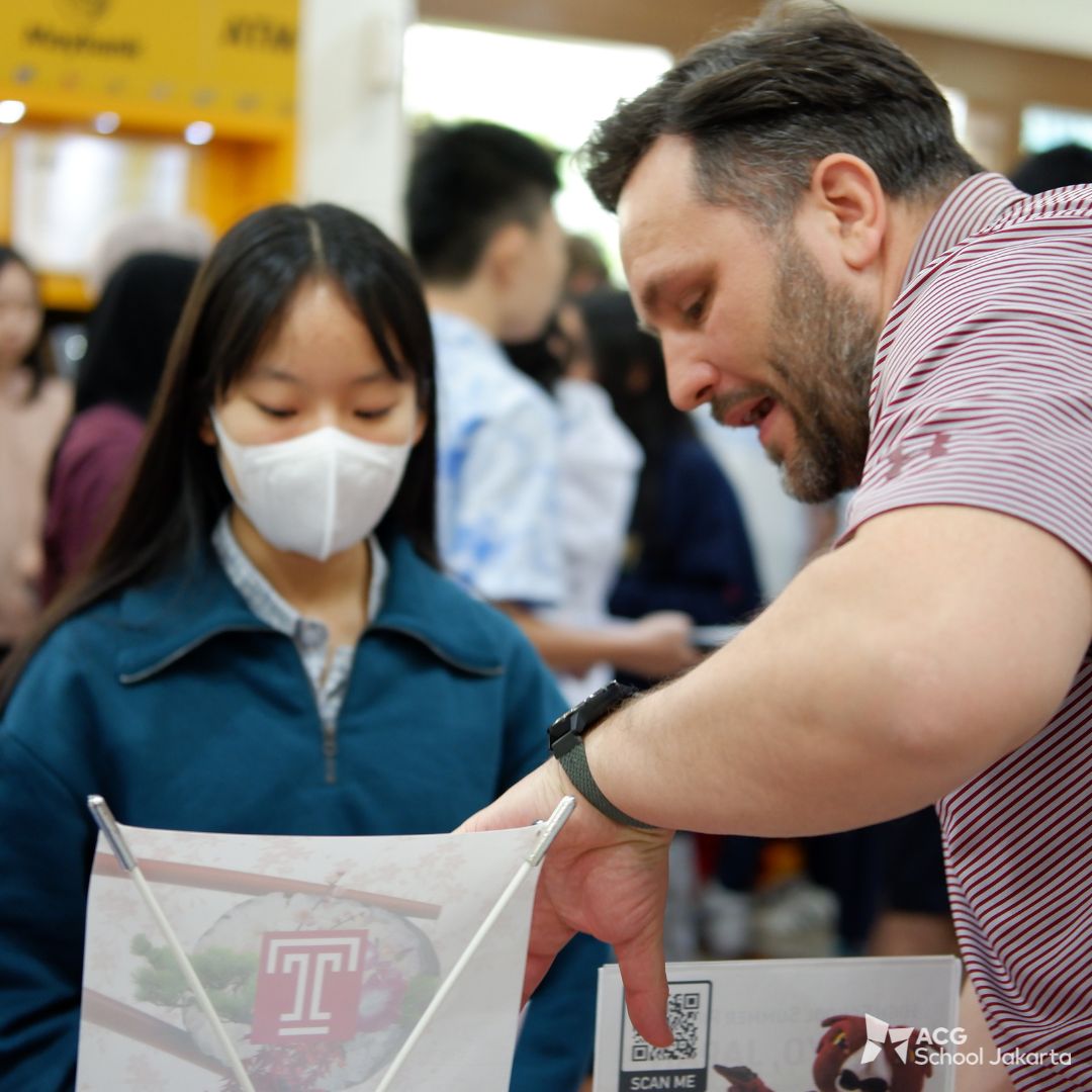 ACGJakarta's tweet photo. Today, our upper secondary students had the chance to learn more about university admissions,, scholarships and accommodation from 15 US universities brought by AEO Tour.

#acgschooljakarta #AnInspiredSchool #universityfair https://t.co/dMQGFqcxHd