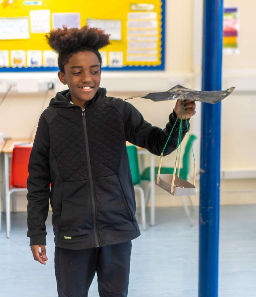 aveea_org's tweet image. Just like paper airplanes, we can all make a paper parachute, but if we make 100 of them... are we confidant they'll all work? 

What if we were making real parachutes, for real people?

A great example of why precision and design are so important!

#AveeaAcademy #STEM