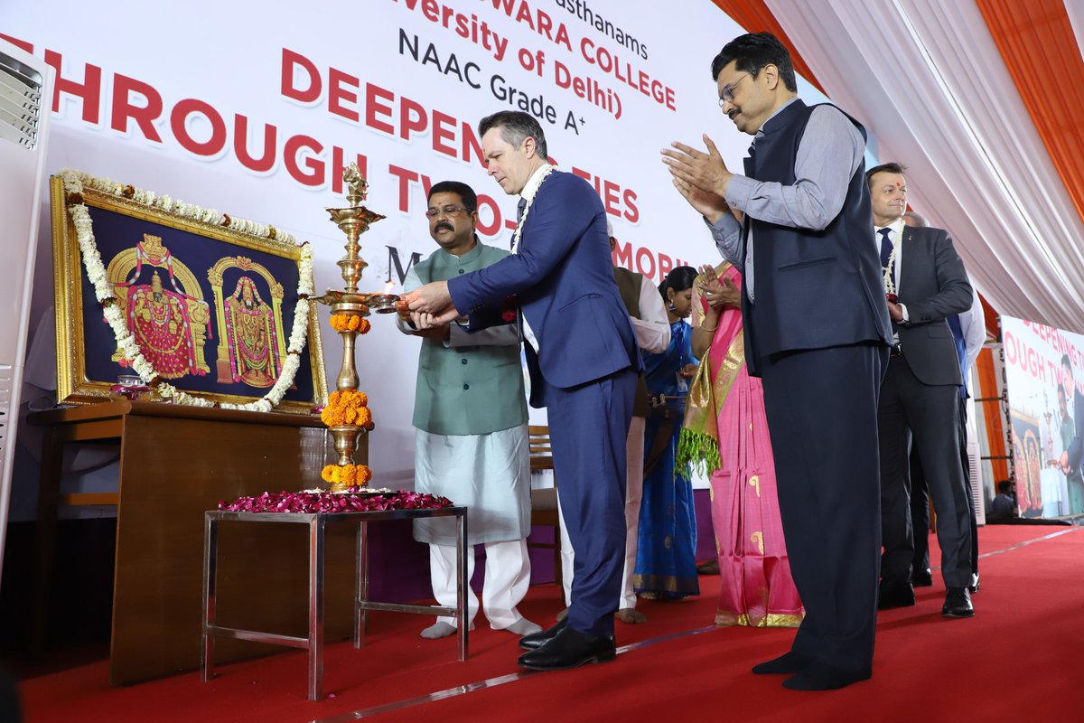 TTDSVCDU's tweet photo. Today, Principal, SVC along with VC and senior officials from @UnivofDelhi welcomed Hon'ble Education Minister Shri @dpradhanbjp
 @EduMinOfIndia, GOI and H.E. Australian Minister of Education Mr. @JasonClareMP and Mr. @gilly381 ,Global Brand Ambassador for @UOW in our College https://t.co/KTjFySRqXo