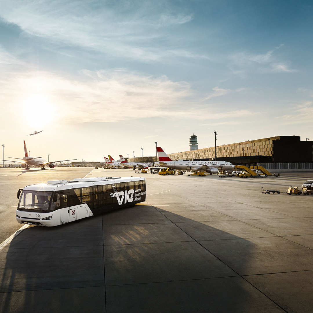Flughafen Wien zeigt nach Corona-Tief wieder Stärke, Nettoergebnis bei € 128,1 Mio. (2021: € 6,6 Mio.), Umsatzplus auf € 692,7 Mio. (2021: € 407,0 Mio.), EBITDA nahezu verdoppelt auf € 295,9 Mio. (2021: € 154,4 Mio.) . Mehr dazu unter bit.ly/3mgLOXh