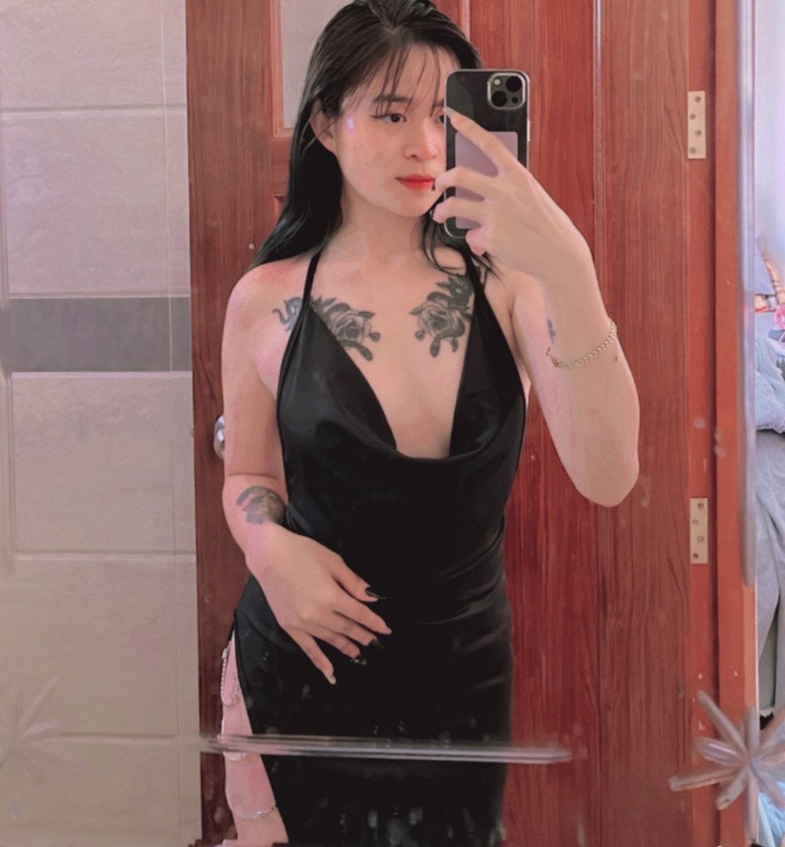 CheenaMistress's tweet photo. New nails done, which loser is paying for it?
#paypig #pigs #paypigneeded #cryptocurrency https://t.co/r8vVdOZexx