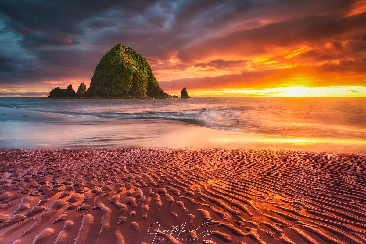 Las últimas luces del día acarician Haystack Rock al atardecer - Cannon Beach (Oregón, EE.UU.) #cannonbeach #oregon #beach #sunset #haystack #rock #texture #USA #travel #adventure #photography #longexposure #landscape #nature #cloud #sky goo.gl/iGG5lv