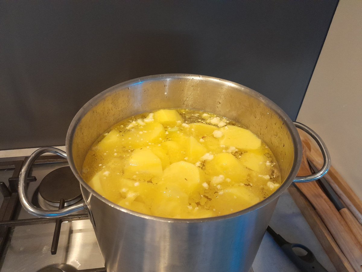 Aardappel/bloemkool soep viel afgelopen buurttafel zo in de smaak dat ik hem nu aan het maken ben voor zo bij de energiecoaches Stichting de Energiebank regio Arnhem. We staan tussen 1130 uur en 1430 uur weer met hun op het marktplein Geitenkampnet. Tot straks👍