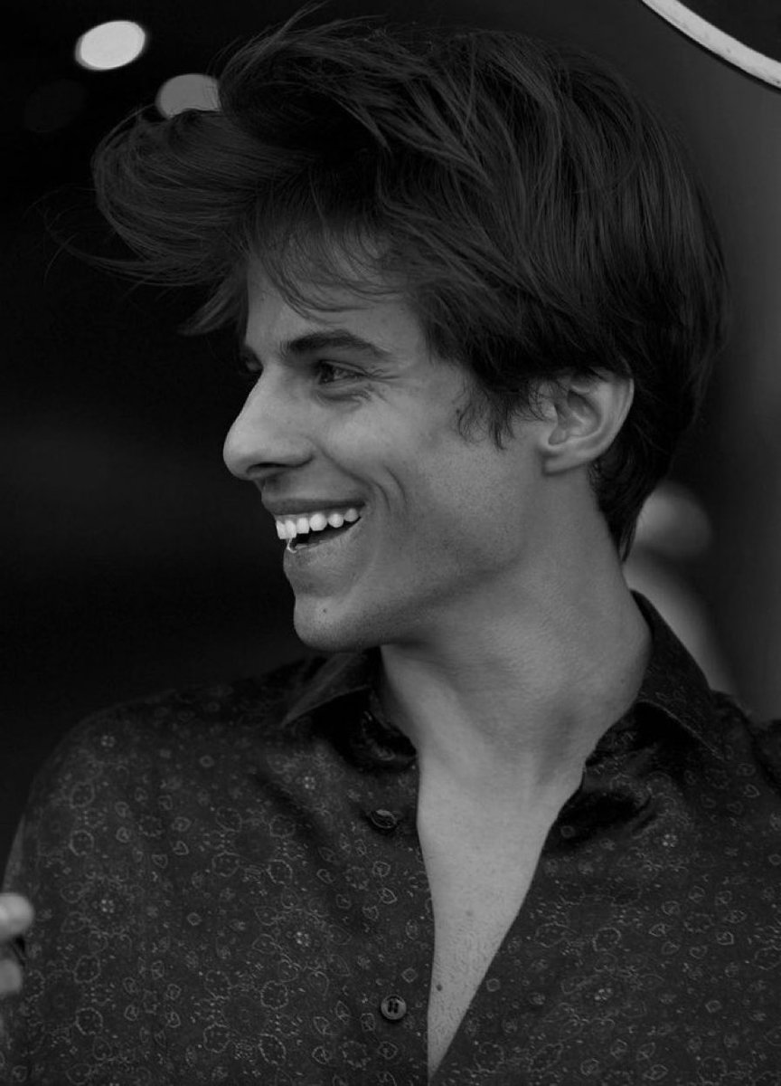 chiamatemigi_'s tweet photo. sarebbero stati 30 angelo mio, mi manchi ogni giorno di più. canta da lassù🖤 #mikebird https://t.co/iuWEPXb4bL