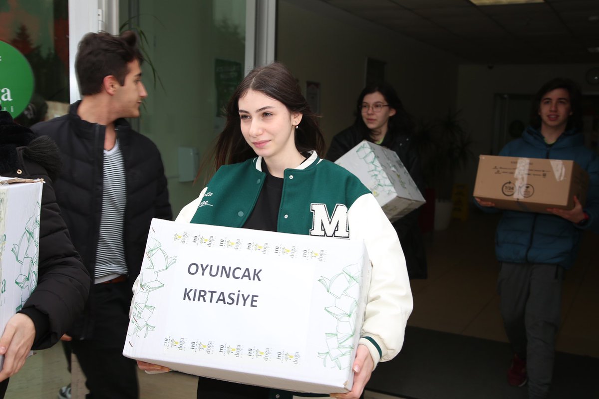 DogaOkullari's tweet photo. Çocuklarımızla birlikte iyileşmek için Doğa Ailesi olarak yine tek yürek olduk! 
Oyuncak ve kırtasiye malzemelerinin toplanmasında emek sarf eden öğrencilerimize, öğretmenlerimize, velilerimize ve çalışanlarımıza gönülden teşekkürler. 💚
#DoğaYanınızda https://t.co/GQvwhD58GV