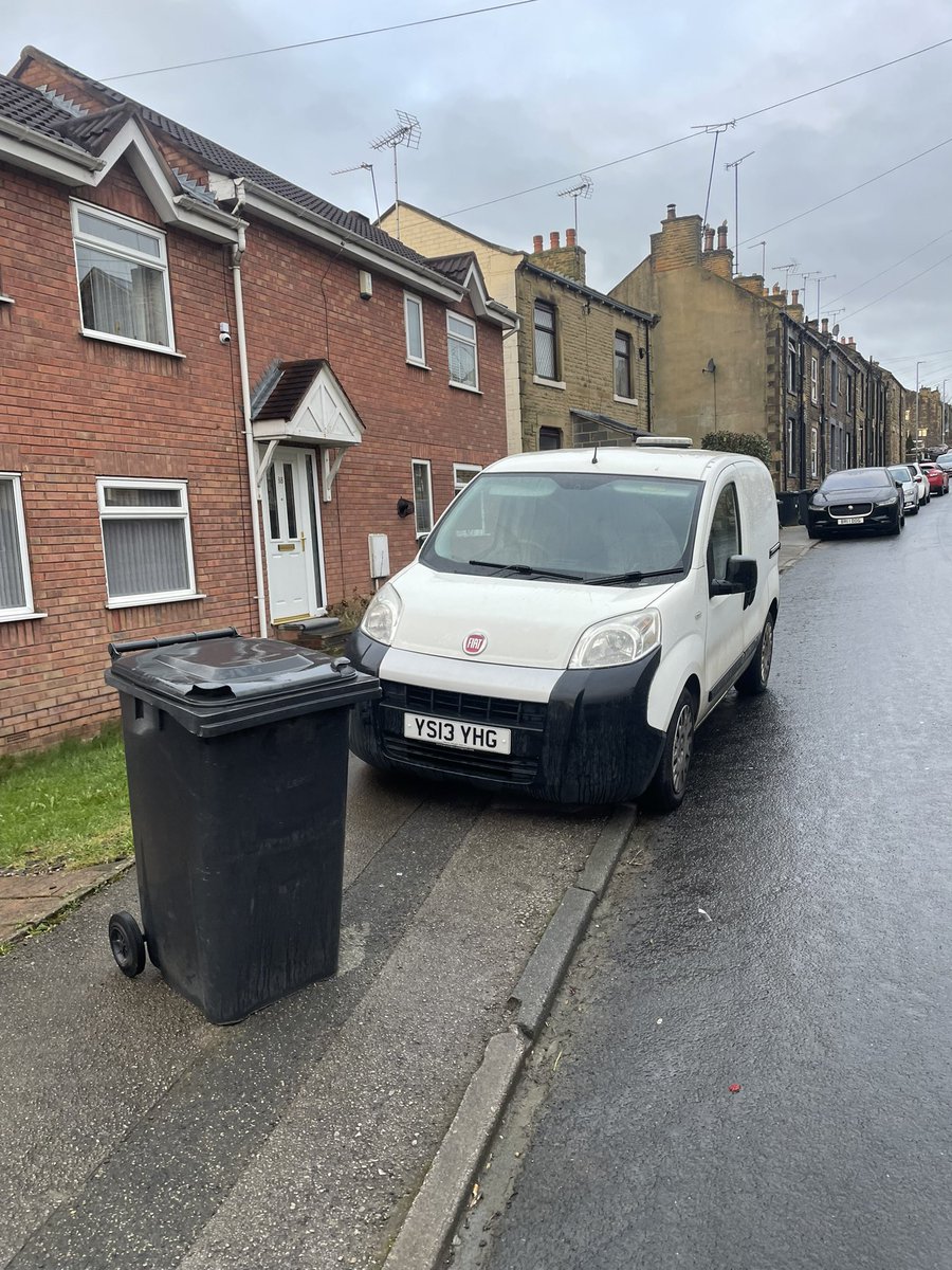Another day, another vehicle completely blocking the pavement 🚘 meaning I have to push my pram on the road #BanPavementParking @andreajenkyns @living_leeds