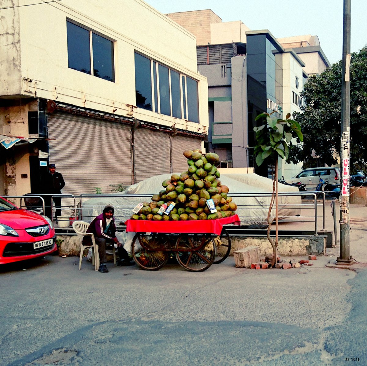 @Suhlabs Coconut pyramid. New Delhi, India. #street #streetphotography #streetvendor #india #newdelhi #coconuts #travel #VignetteForAndroid #people