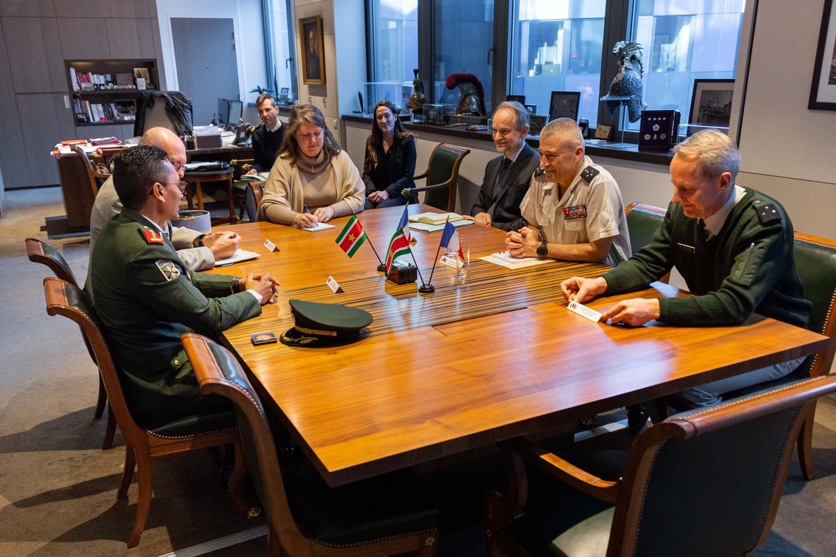 CEMA_FR's tweet photo. Je me suis entretenu avec mon homologue 🇸🇷, le colonel KIOE A SEN, sur les problématiques sécuritaires communes telles que l’orpaillage illégal et la pêche illicite. Nous allons renforcer notre #coopération bilatérale opérationnelle et la formation de nos militaires. https://t.co/xF5x82hoo6