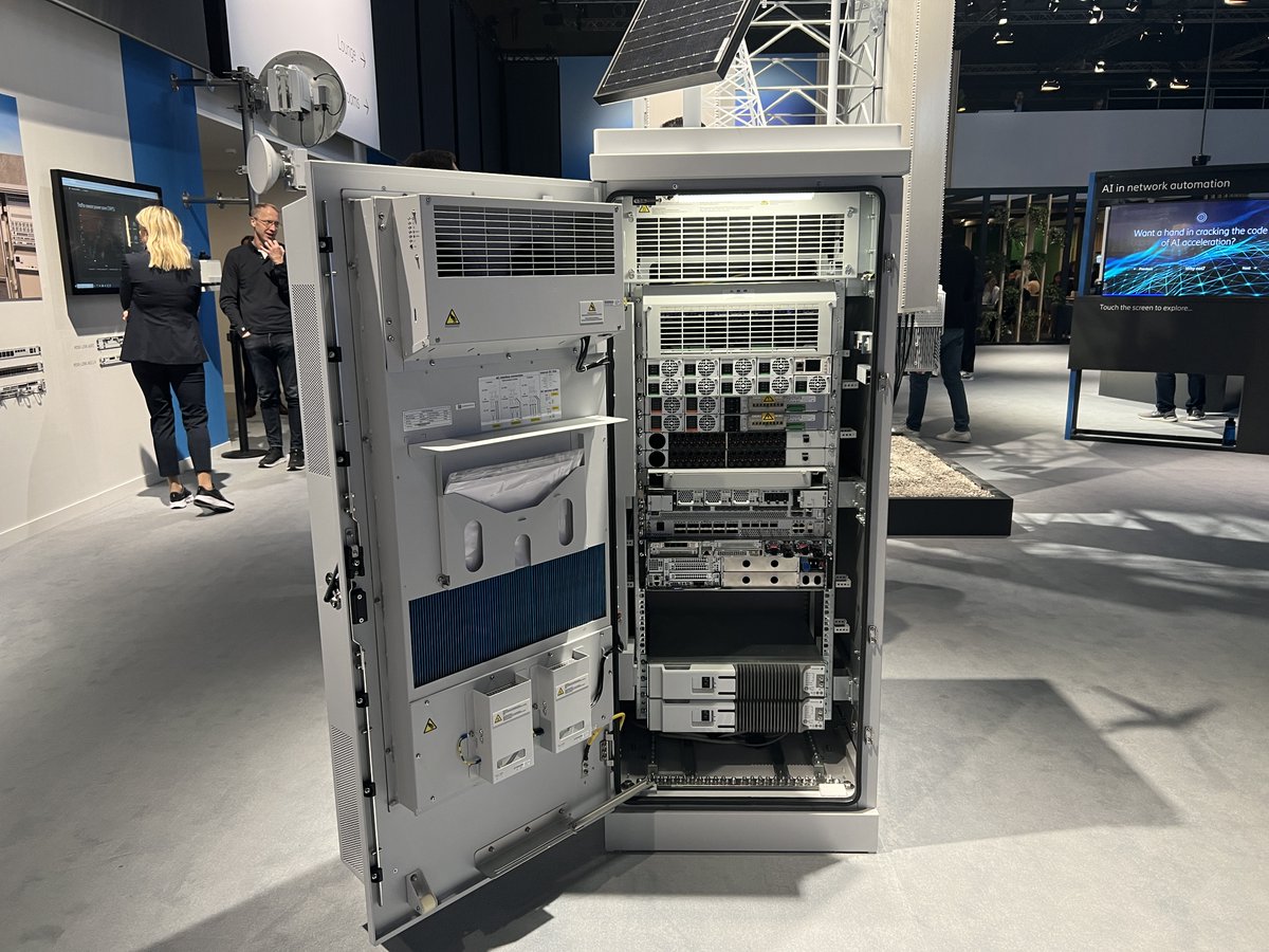 EricssonNetwork's tweet photo. Hello, Enclosure! 😍

"This is the brain of the site, it knows exactly what to do with radios and antennas and ensures that all equipment has electricity." by @ericsson expert Sten Axelsson.

Not only that, but it is solar and wind ready 💨

#MWC23 #EricssonMWC https://t.co/HYyBeSqYmp