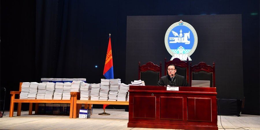 ХБ-ны гэх эрүүгийн шүүх хуралд Хөгжлийн банк хохирогчоор оролцож байгаа. 

Өмнөх хурал дээр банкны зүгээс шүүх хурлыг нээлттэй явуулах хүсэлт гаргасан. 

Шүүгдэгчийн эрх гэж бий. Гэхдээ нийт ард түмний эрх ашиг ямагт дээгүүр эрэмбэлэгдэх ёстой. 

Шүүх хурал маргааш болно.