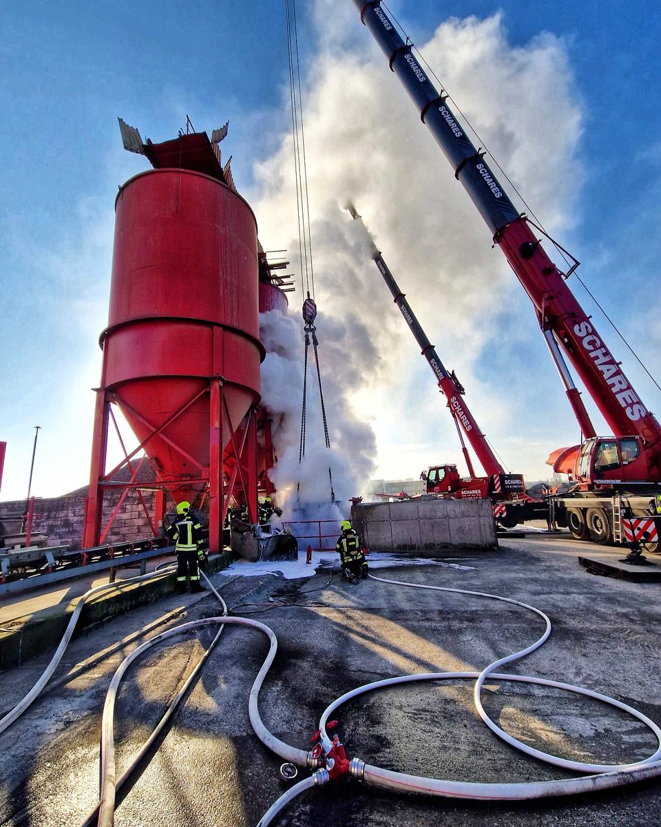 #AKTUELL: #Rauchentwicklung im Hafen | Brand in einem Gewerbebetrieb 

➡️ Die Feuerwehr ist seit 8:55 Uhr an der Königsberger Straße im Hafen im Einsatz. 

⚠️ Es kommt zu einer deutlichen #Rauchentwicklung sowie Geruchsbelästigung im Bereich des Neusser-Hafens. #EinsatzFürNeuss