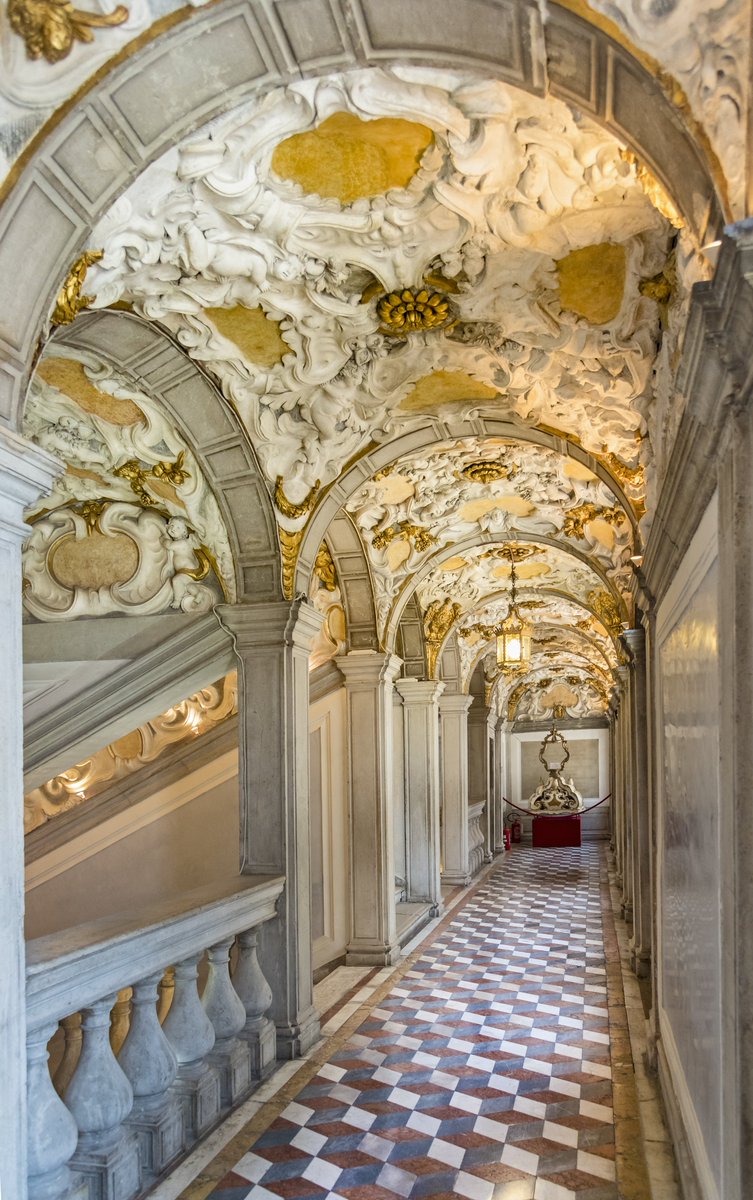 EnjoyRespectVe's tweet photo. All'angolo tra Campo Santa Margherita e Campo dei #Carmini si trova la Scuola Grande dei Carmini. Edificio barocco opera del #Longhena dove #Tiepolo dipinse le tele del soffitto della Sala del Capitolo.
Un vero #gioiello
#info: https://t.co/xCBpU86FJi https://t.co/pPrz0i0bEh