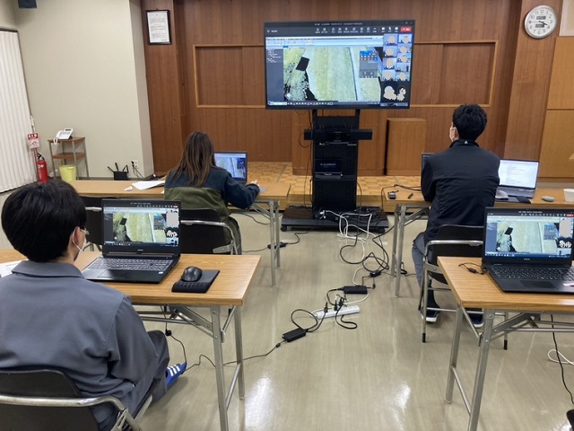 kanatsu0861's tweet image. 今日から3日間、ベテラン社員のICT研修をオンラインで行います。3次元設計データと点群データを使って、線形切替、点の間引き、削除、縦横断描出などみなさん頑張ってついてきてくれたかなあ？まだまだ覚えることたくさんある。今後も継続してICT研修やっていきます。＃TREND-POINT　#武蔵