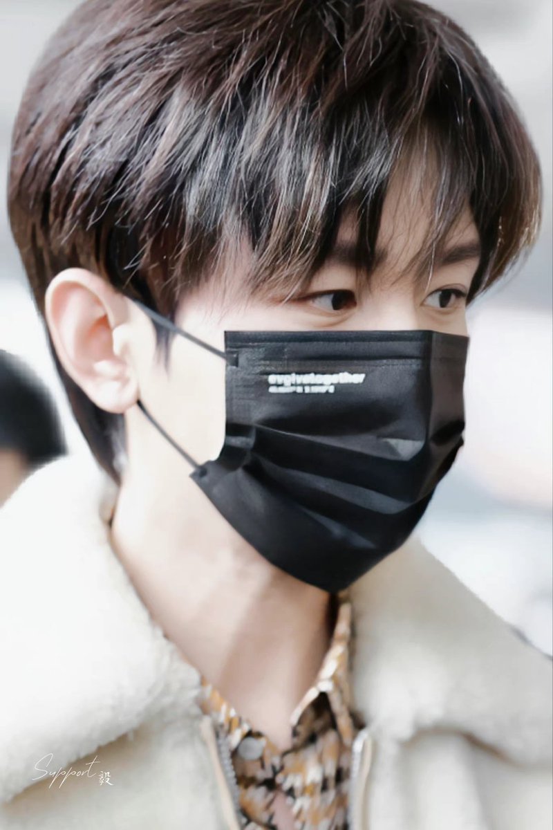 Mint77569367's tweet photo. Cheng Yi looks so handsome today. I am looking forward to his trip to Paris！
#เฉิงอี้ ​​​
#ChengYiLanvinFW23 https://t.co/vQhaB73GSg