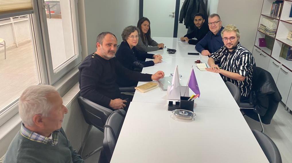 Ankara LGBTİ+ Deprem Dayanışması olarak HDP Ankara Milletvekili <a href="/FilizKer/">Filiz Kerestecioğlu</a>  ile Ankara İl Eş Başkanları Pakize Sinemillioğlu ve Vezir Parlak’ı parti bürolarında ziyaret ettik. LGBTİ+ depremzedelere ayrımcılığı anlatıp, dayanışma çağrısı yaptık

kaosgl.org/haber/ankara-l…