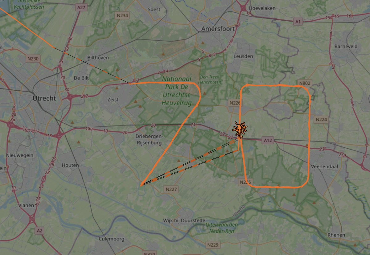 Vandaag 70 jaar luchtsteun van de politiehelikopter in Nederland. Tijdens de formatievlucht wordt dan nog even onderstreept! #politieheli #formatievlucht #POLICE70