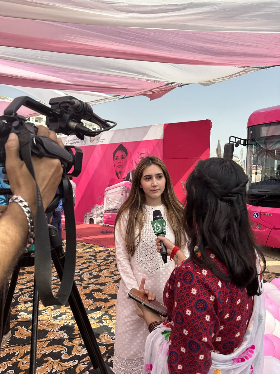 With my one and only star @AqrabaFatima ❤️💫💯
#PinkBus