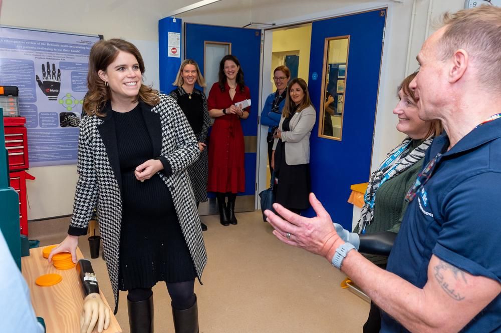 Thrilled to share these photos from our patron HRH Princess Eugenie’s visit to @RNOHnhs Prosthetic Rehabilitation Unit yesterday, meeting 13-year-old Ida and some of the PRU team. The visit coincided with the launch of our Impossible Possible campaign: rnohcharity.org/impossible-pos…