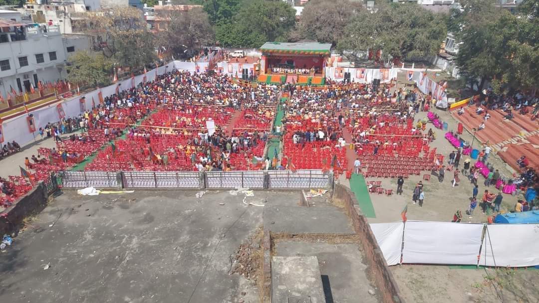 PahadiPv's tweet photo. आज हल्द्वानी की भीड़ ने तय कर दिया कि कुर्सी जाने वाली है। मुख्यमंत्री जी का सामने मंच पर माल्यार्पण हो रहा है। जूम करके देखें।।
#उत्तराखंड_मांगे_सीबीआई
#UKCBI
#devbhoomi_demand_CBI https://t.co/prMDK589QH