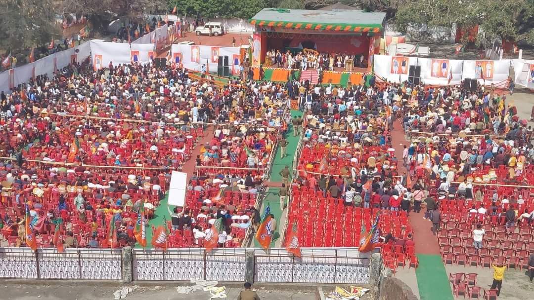 PahadiPv's tweet photo. आज हल्द्वानी की भीड़ ने तय कर दिया कि कुर्सी जाने वाली है। मुख्यमंत्री जी का सामने मंच पर माल्यार्पण हो रहा है। जूम करके देखें।।
#उत्तराखंड_मांगे_सीबीआई
#UKCBI
#devbhoomi_demand_CBI https://t.co/prMDK589QH