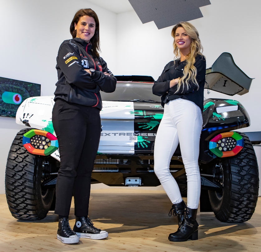 sallyeaves's tweet photo. Session highlights! #MWC23 🏁
@Carmine_DiSibio of @EYnews hosts @FIAFormulaE @AccionaSainz &amp; @christine_gz of @ExtremeELive 
Fueling Sustainable #Connectivity 🌿🔌
 
@MWCHub 
#SDGs #ExtremeE #Motorsport #STEM #DataScience #DEI @psb_dc @Damien_CABADI @rwang0 #EY #AI #5G @Shi4Tech https://t.co/ODiwE7ocSt