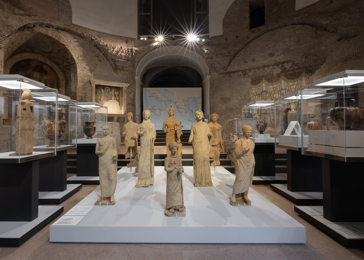 Turismoromaweb's tweet photo. Il viaggio di Enea. Da Troia a Roma. Al Tempio di Romolo al Foro Romano presentate 24 opere databili fra il VII secolo a.C. e la piena età imperiale, prestate da 12 diverse istituzioni nazionali.

👉https://t.co/AedBtGtnhD
📸 Simona Murrone
#VisitRome @ParcoColosseo https://t.co/qa3KQMR9RS